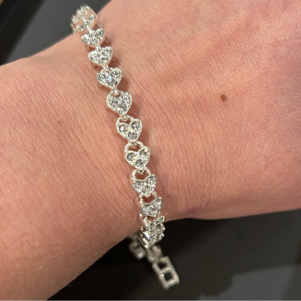 Pretty heart crystal link bracelet 7”